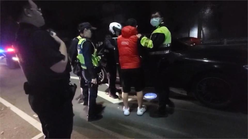 公親變事主！酒測前汽水漱口遭制止　駕駛友人對警咆哮...狼狽遭壓制上銬