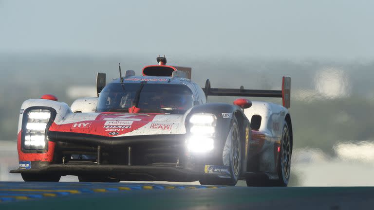 José María Pechito López al mando del auto N°7 de Toyota Gazoo Racing; el cordobés sufrió un problema tecnológico promediando las 24 Horas de Le Mans, percance que le quitó al trinomio que compone con Mike Conway y Kamui Kobayashi repetir el triunfo de 2021