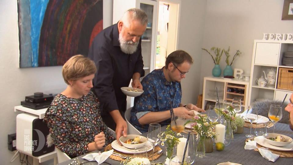 Ewald (Mitte) serviert Katrin und Norman seine Ricotta-Bällchen mit Zitrone und Tomatensoße.
 (Bild: RTL)