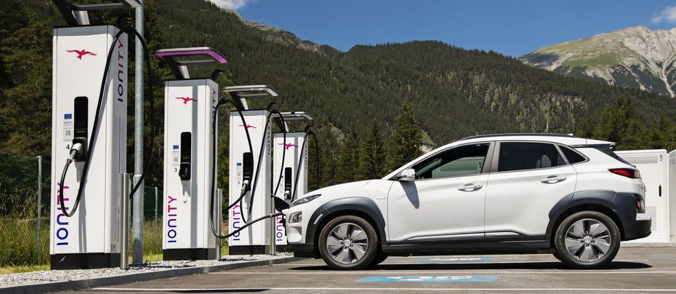 Un Hyundai Kona branché sur une borne Ionity, il faudra vérifier au cas par cas la compatibilité des autres marques avec le système Tesla