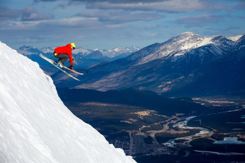 Powder snow slopes and endless downhill terrain are the lure of the major winter sports resorts in the US and Canada like Marmot Basin in western Canada. Parks Canada/Ryan Bray/Tourism Jasper/dpa