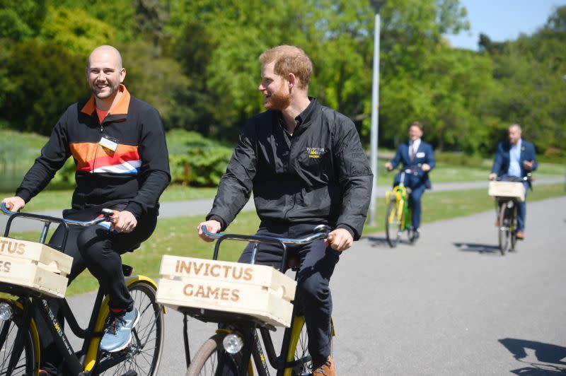 El duque de Sussex, en el centro, montando bicicleta en La Haya [Foto: PA]
