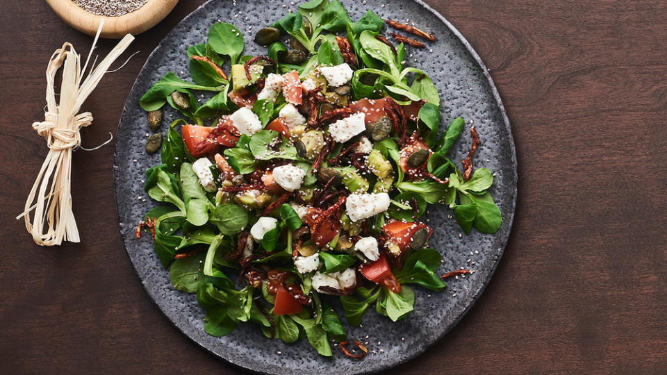 Ein idealer Einstieg ins Menü: Avocado-Chia-Salat