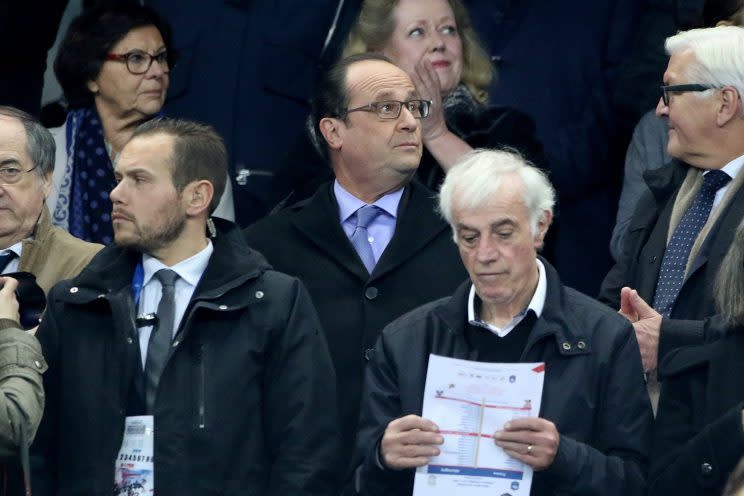 <p>Alors qu’il assiste au match de football France-Allemagne (2-0), François Hollande est informé des attentats qui se déroulent au même moment dans Paris. Il est évacué du Stade de France à la mi-temps et se rendra sur les lieux des attaques quelques heures plus tard. (Photo : Getty Images)</p>