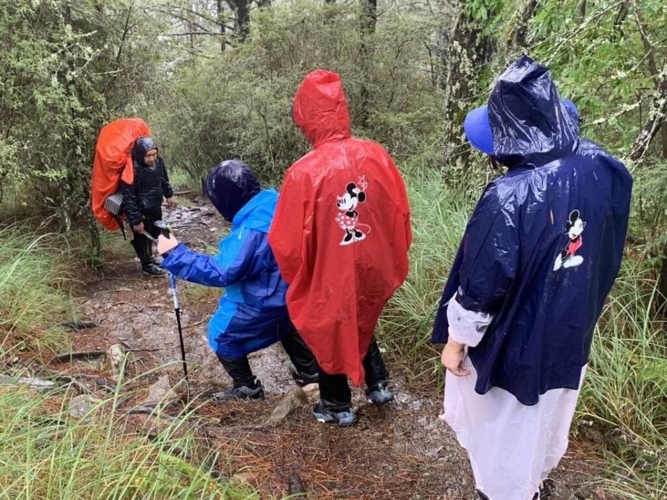 2022-09-13_法官陳柏均妻兒3人被護送下山。（圖／中央社／雪霸國家公園管理處提供）