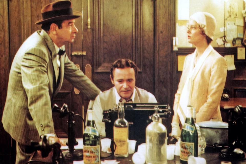 Kino. Extrablatt, (FRONT PAGE) USA, 1974, Regie: Billy Wilder, WALTER MATTHAU, JACK LEMMON, SUSAN SARANDON, Stichwort: Flasche, Schreibmaschine. (Photo by FilmPublicityArchive/United Archives via Getty Images)