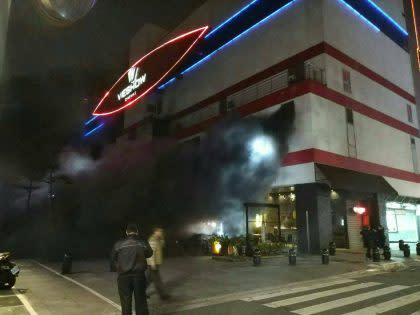 （台北市信義威秀影城2樓餐廳起火， 現場疏散近千人，暫無人受困／ 翻攝畫面）