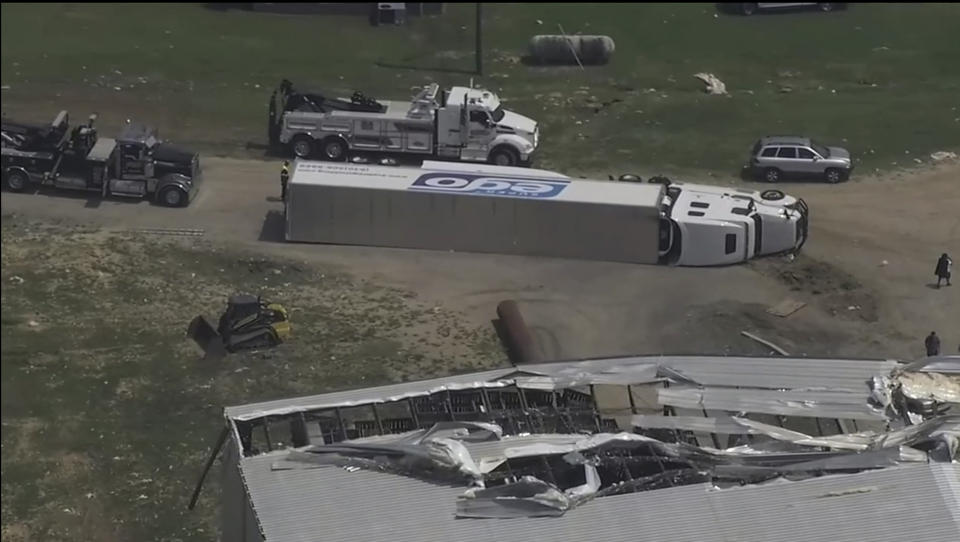 Esta fotografía muestra un camión volcado y daños en la planta de Pfizer luego del paso de un tornado en Rocky Mount, Carolina del Norte, el miércoles 19 de julio de 2023. (WTVD via AP)