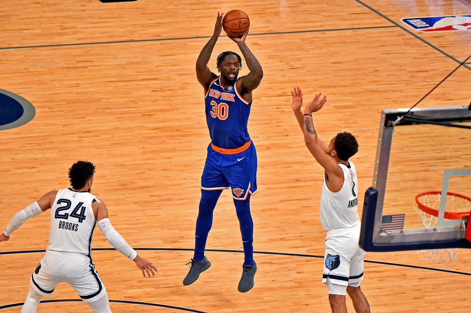 Julius Randle（投籃者）中距離投籃。（Photo by Justin Ford/Getty Images）