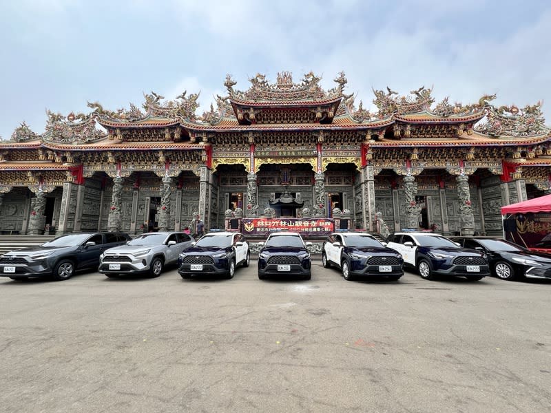 林口竹林山觀音寺捐7輛警車（1） 新北市林口區竹林山觀音寺16日舉行巡邏車捐贈典 禮，捐贈7輛警車給新北市政府警察局林口分局，協 助第一線警察同仁維護治安及社區安全。 中央社記者楊侃儒攝  113年4月16日 