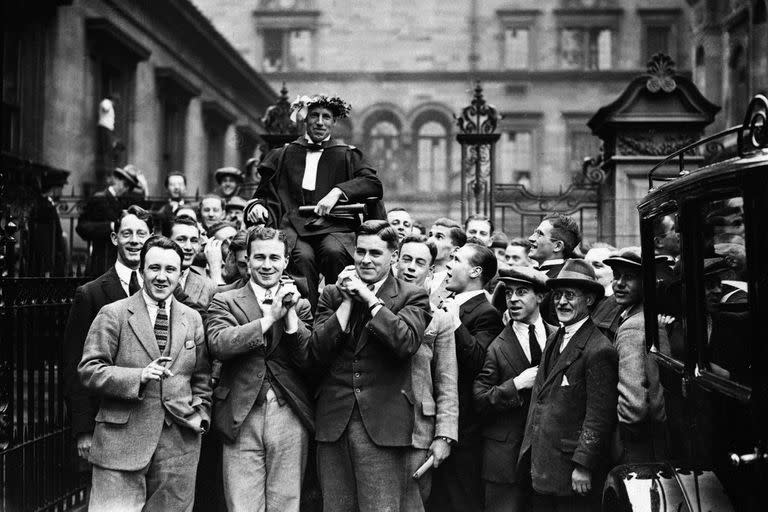 Eric H. Liddell, ganador de los 400 metros en los Juegos Olímpicos de París, fue paseado en andas por las calles de Edimburgo