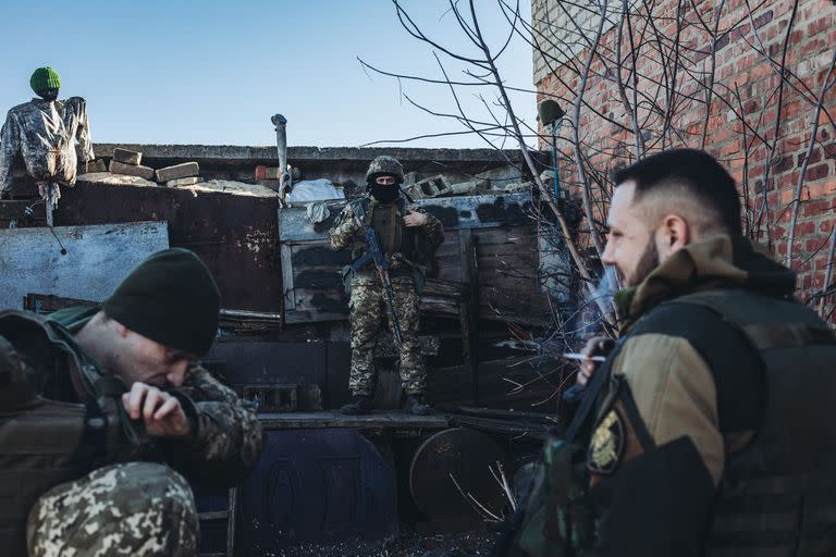  Tres soldados ucranianos en una posición de vigilancia en un pueblo cercano a la línea de contacto, a 15 de febrero de 2022, en Maryinka