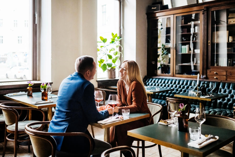 La razón correcta para decidir unirnos con alguien no debe ser lo mucho que nos gusta o si buscamos estabilidad económica, sino lo satisfechos que nos sentimos como personas. Este debe ser el primero de los consejos sobre matrimonio. (Getty Creative)