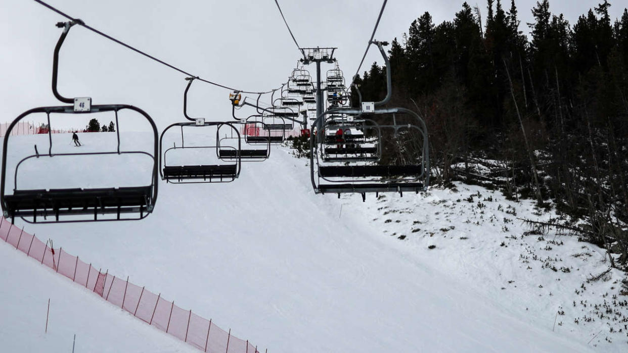 Une remontée mécanique à la station de ski Font-Romeu/Bolquère Pyrénées 2000, dans le parc naturel des Pyrénées Catalanes, le 10 janvier 2023.