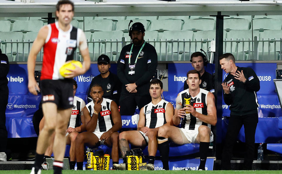 Craig McRae speaks to Collingwood players during their loss to St Kilda.