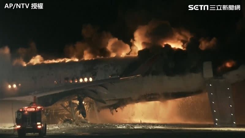 日本東京羽田機場發生碰撞爆炸起火事故，造成日本海上保安廳飛機5人死亡。（圖／AP/NTV授權）