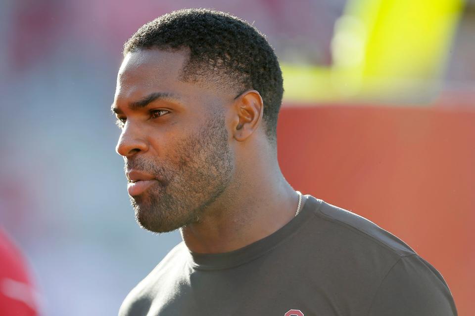 Oklahoma's DeMarco Murray, running backs coach, before a college football game between the University of Oklahoma Sooners (OU) and the West Virginia Mountaineers at Gaylord Family-Oklahoma Memorial Stadium in Norman, Okla., Saturday, Sept. 25, 2021. Oklahoma won 16-13. 