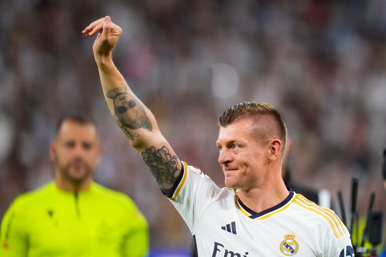 El gesto de Toni Kroos a los hinchas de Real Madrid durante su despedida del Santiago Bernabéu; este sábado jugará su último partido con la camiseta blanca y se retirará