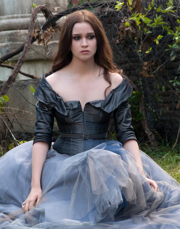 Esta semana se estrena Hermosas criaturas y Alice Englert es la bruja protagonista de la historia. La rarita del instituto de la que se enamora un mortal con ganas de complicarse la vida. La duda es: ¿se dejará llevar al lado oscuro o se dejará guiar por la luz? Parece dulce, pero como te atrevas a meterte con su chico… Atente a las consecuencias. (Foto: Aurum)