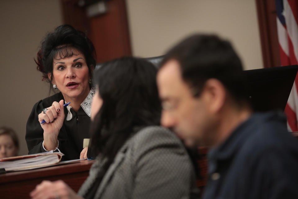 Judge Aquilina speaks with Nassar and his attorney as he appears in court to listen to victim impact statements prior to being sentenced. (Photo: Scott Olson via Getty Images)