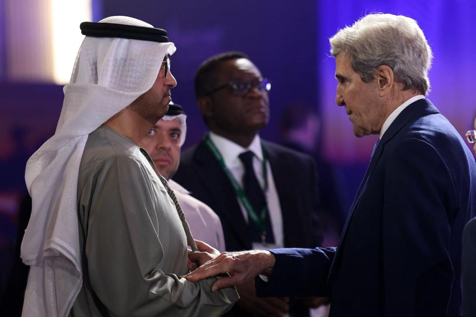 L’envoyé présidentiel des États-Unis pour le climat, John Kerry, a échangé avec le sultan Ahmed al Jaber lors du Forum mondial de l’énergie de l’Atlantic Council à Abu Dhabi le 14 janvier 2023. John Kerry a apporté son soutien à M. al-Jaber lorsqu’il a été choisi pour diriger la COP28. <a href="https://www.gettyimages.com/detail/news-photo/united-arab-emirates-minister-of-state-and-ceo-of-the-abu-news-photo/1246218348?adppopup=true" rel="nofollow noopener" target="_blank" data-ylk="slk:Karim Sahib/AFP;elm:context_link;itc:0;sec:content-canvas" class="link ">Karim Sahib/AFP</a>