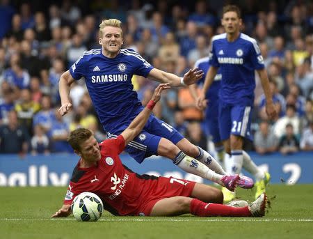 Chelsea's Andre Schurrle (R) is fouled by Leicester City's Dean Hammond during their English Premier League soccer match at Stamford Bridge in London, August 23, 2014. REUTERS/Toby Melville