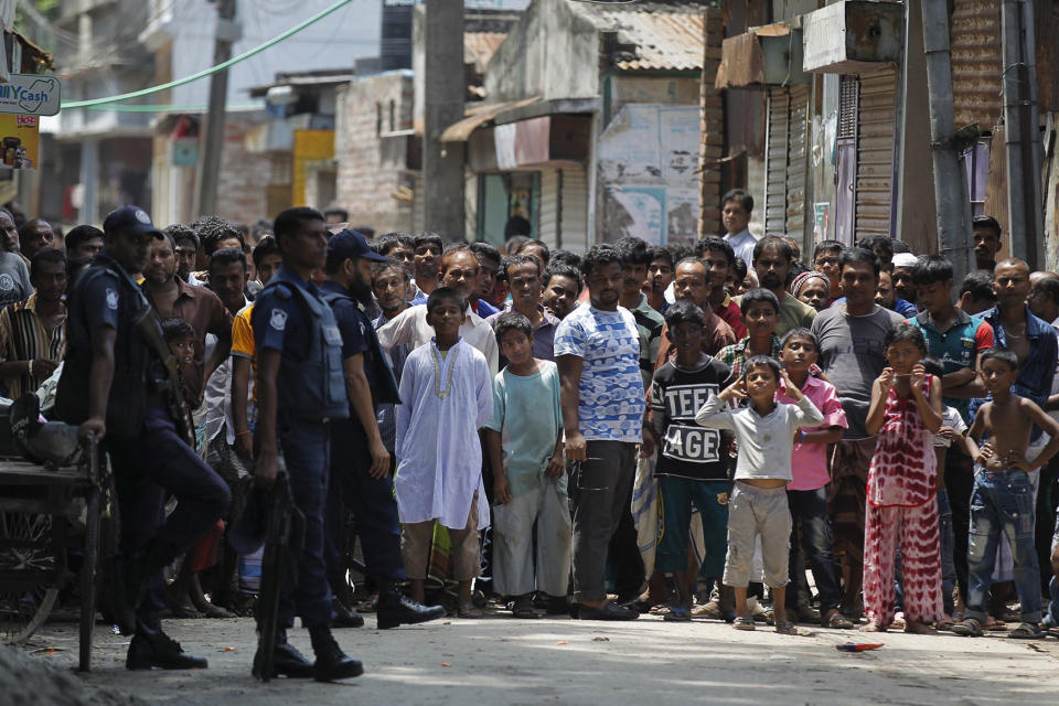 <p>Bangladeshis gather near a shooting scene in Narayanganj, outskirts of Dhaka, Saturday, Aug. 27, 2016. (AP Photo) </p>