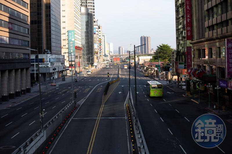 北市忠孝西路台北車站前路段將開放機車通行，不過僅有「深夜限定」，引發批評。（本刊資料照）