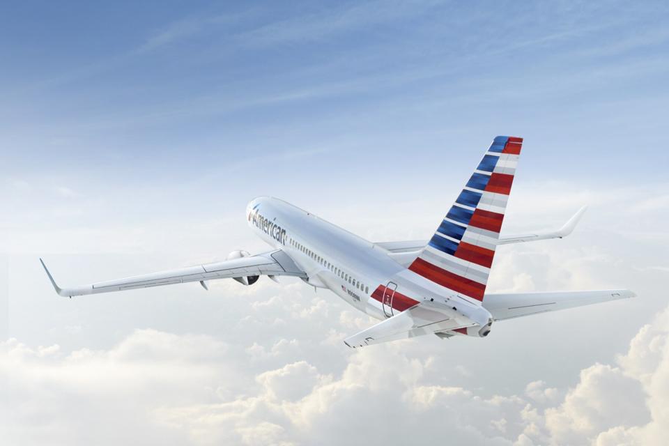 An American Airlines 737 in flight