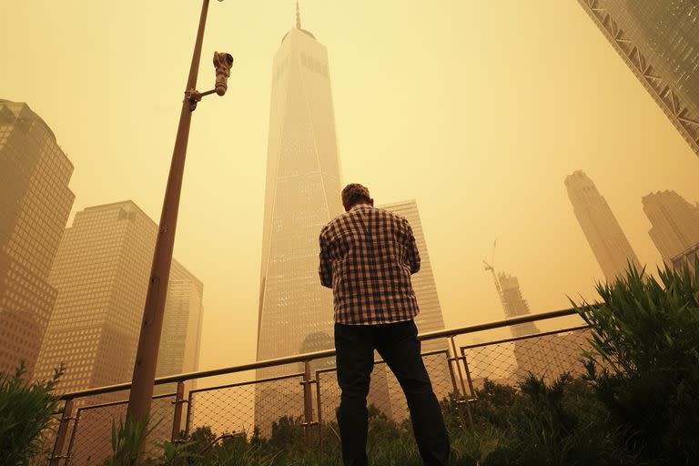 El humo nubla la imagen del One World Trade Center en Nueva York