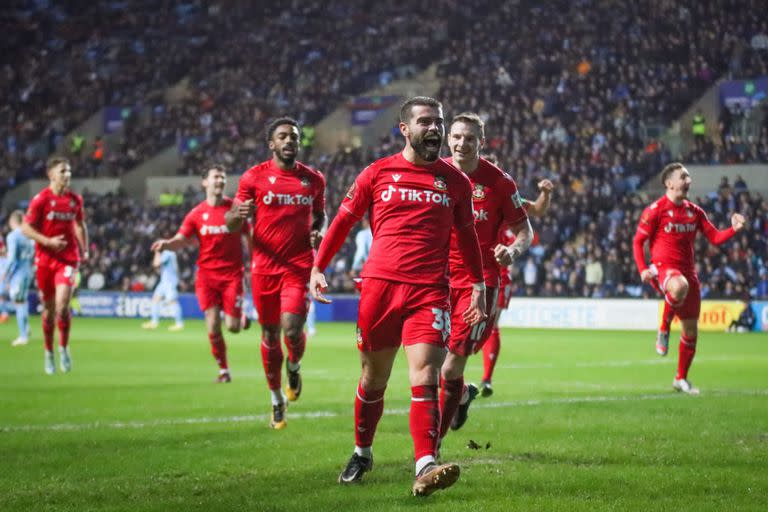 Elliott Lee festeja uno de los goles de Wrexham, el club de Hollywood en el fútbol inglés, ante Coventry, por la FA Cup