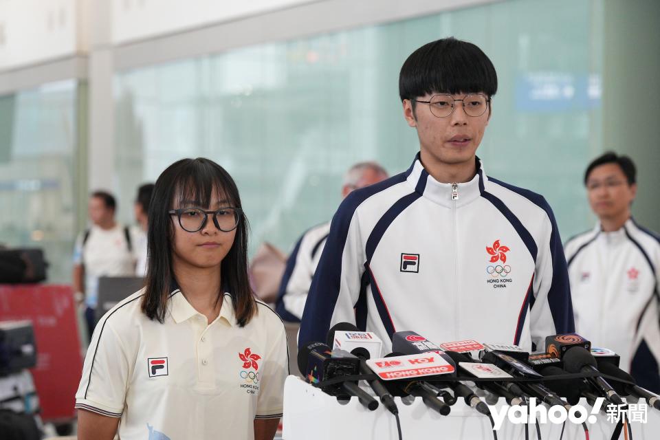 今早單車手李思穎、跆拳道運動員盧蔚豐一同抵港。