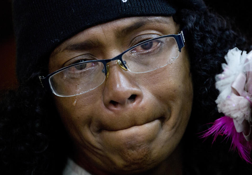 En esta imagen, tomada el 8 de septiembre de 2018, Sandra Cádiz llora al reencontrarse con la familia de su hijo en la estación de autobuses de Lima, Perú, tras un largo viaje desde Venezuela. (AP Foto/Ariana Cubillos)