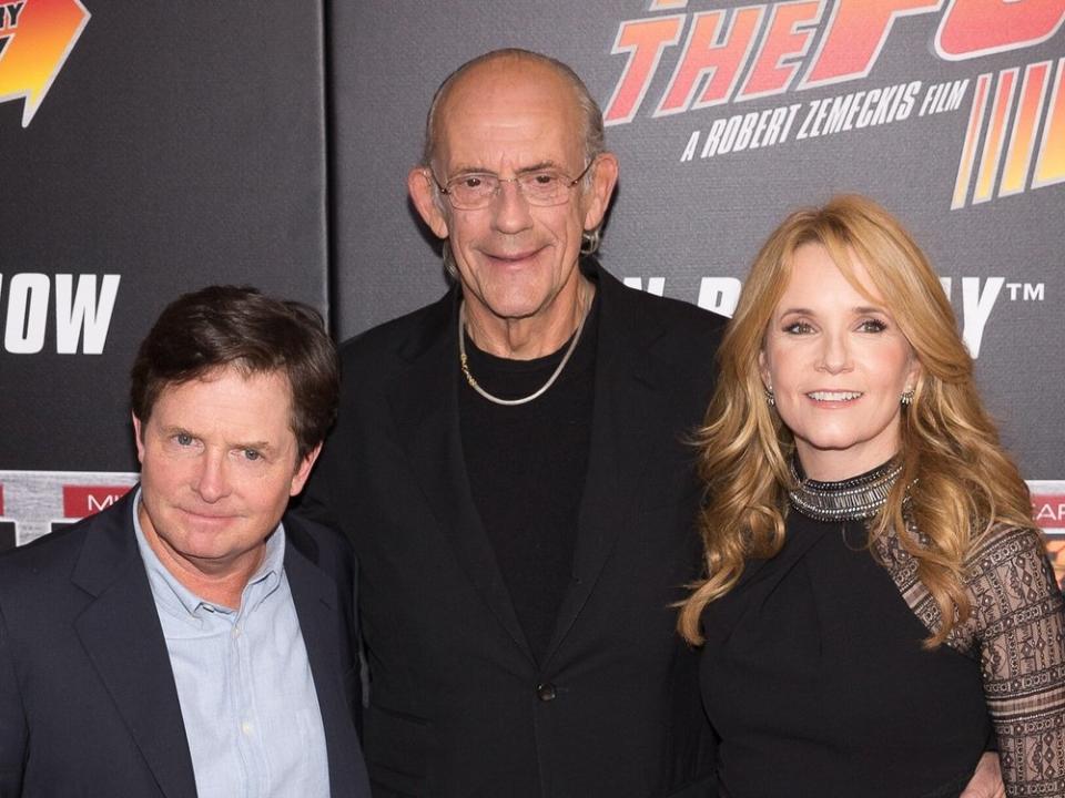 Michael J. Fox, Christopher Lloyd und Lea Thompson (v.l.n.r.) im Oktober 2015. (Bild: imago images/agefotostock/Jason Smith/Everett Collection)