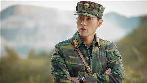 《愛的迫降》中玄彬帥氣的北韓軍官模樣。（圖／Netflix提供）