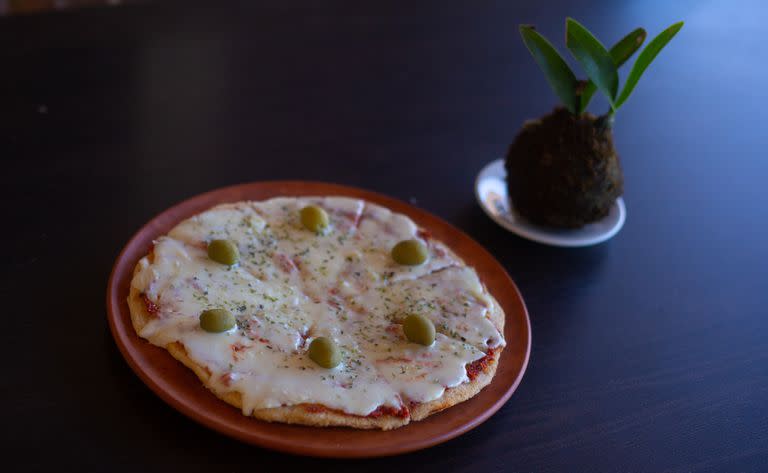 Pizza con productos de la región, uno de los platos que ofrecen en el restaurante