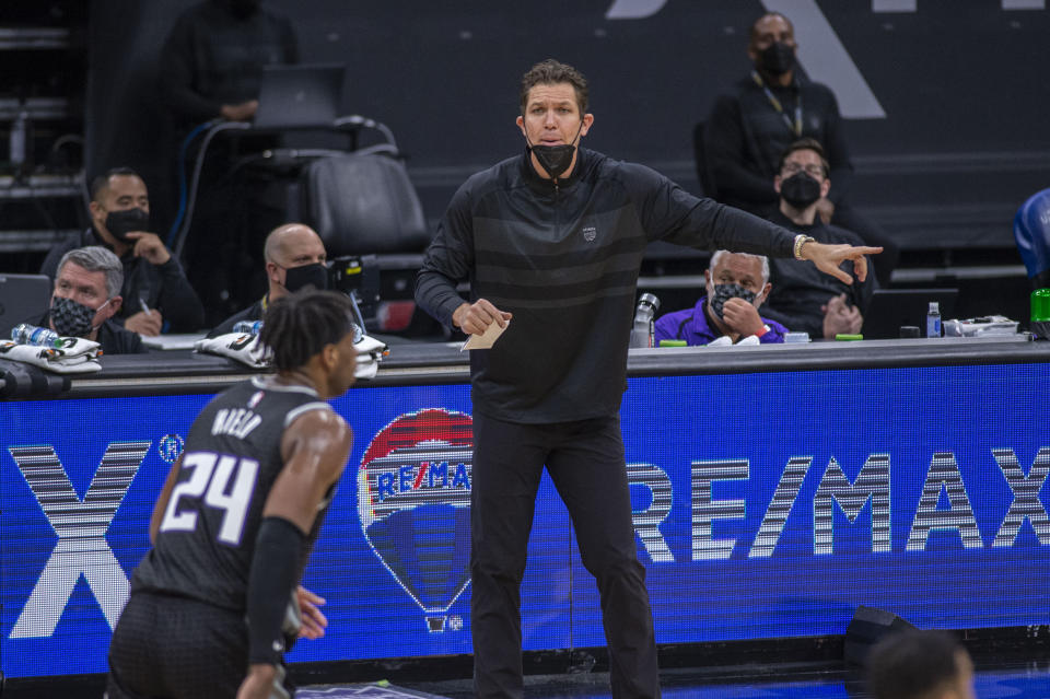 Sacramento Kings Luke Walton, coaches Sacramento Kings guard Buddy Hield (24) during the second quarter of of an NBA basketball game against the Los Angeles Lakers in Sacramento, Calif., Wednesday, March 3, 2021. (AP Photo/Hector Amezcua)