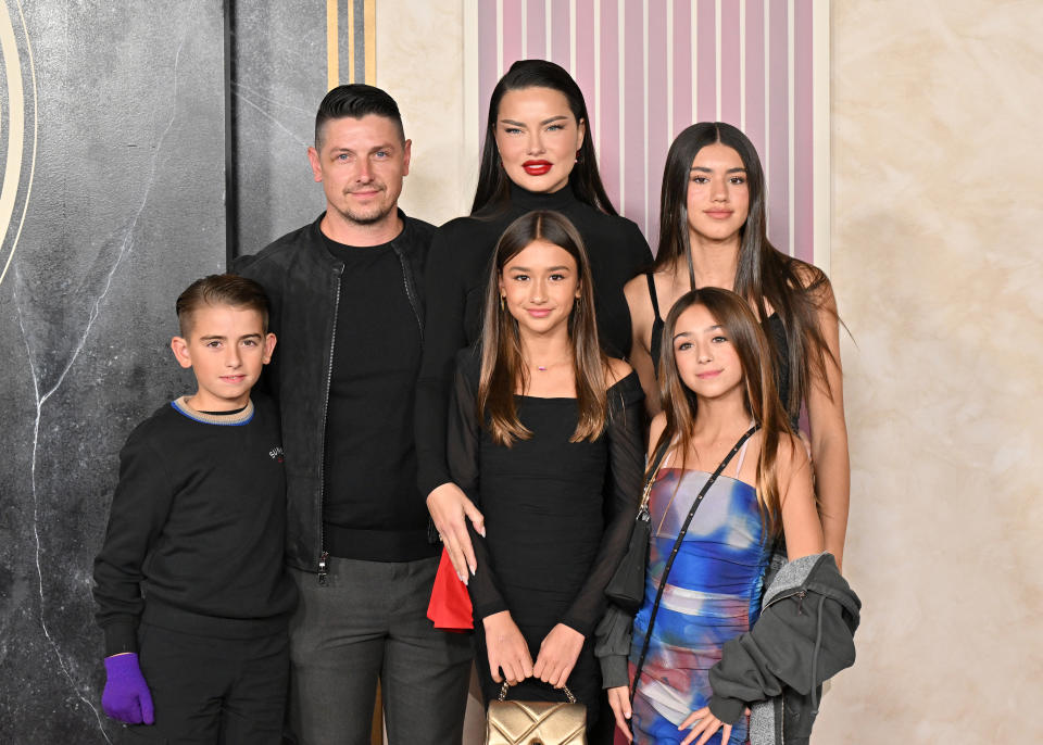 Andre Lemmers, Adriana Lima y su familia en el estreno de 