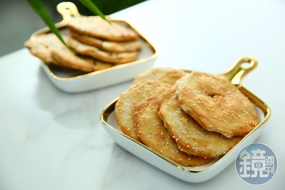 三合餅鋪的燒餅口感酥鬆，蔥香濃厚，已在宜蘭熱賣61年。（蔥燒餅小燒包，55元／5入）