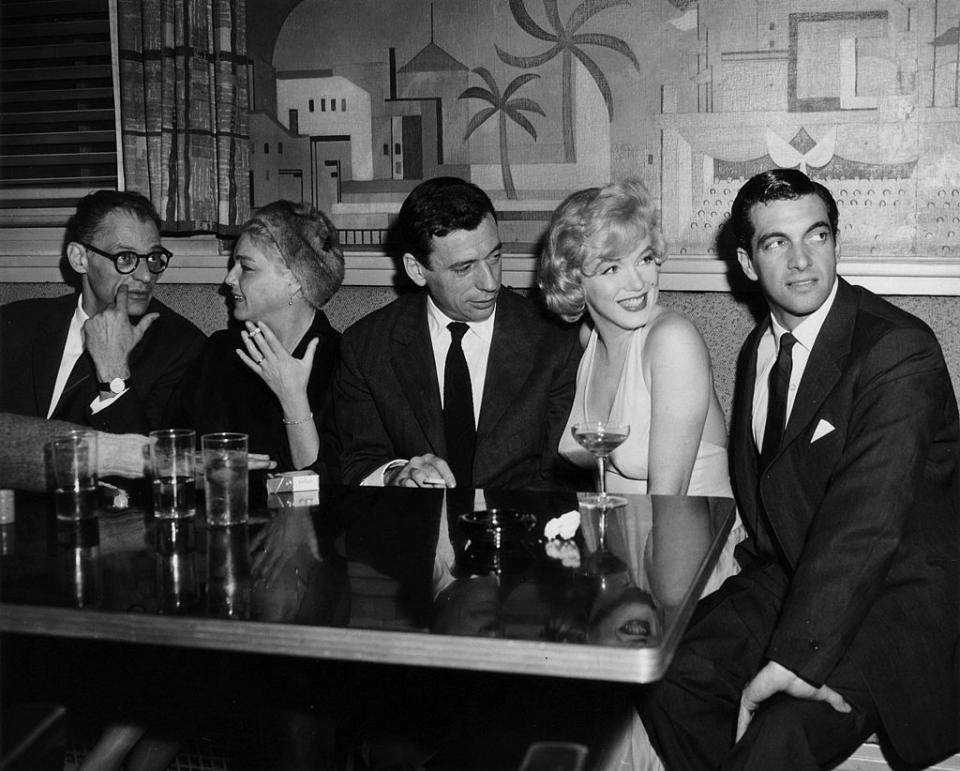 C’est en 1959 qu’Yves Montand fait la connaissance de Marilyn Monroe. Engagé par le producteur américain Norman Granz, il triomphe alors à Broadway. Conquis par la prestation du chanteur, le réalisateur américain George Cukor lui propose de jouer dans son prochain film, <em>Le Milliardaire</em>, au côté de l’actrice américaine. Le tournage débute peu après que Simone Signoret s’est vue décerner l’Oscar de la Meilleure actrice. Contrainte de s’envoler pour Rome où elle est attendue pour tourner dans <em>Adua et ses compagnes</em>, la jeune femme sait alors que son mariage est en péril. (©<em>Mondadori via Getty Images</em>)