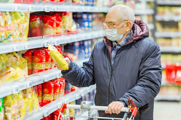 En agosto de este año se puede comprar, con una jubilación mínima, un 24% menos que en el mismo mes de 2017 y un 15,4% menos que a comienzos de 2020