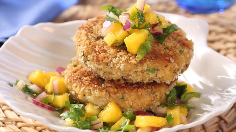 crab cakes with mango salsa