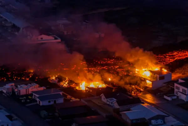 ▲冰島西南端的雷克雅內斯半島火山在1月14日噴發，地點鄰近格林達維克鎮。（圖／翻攝自X）