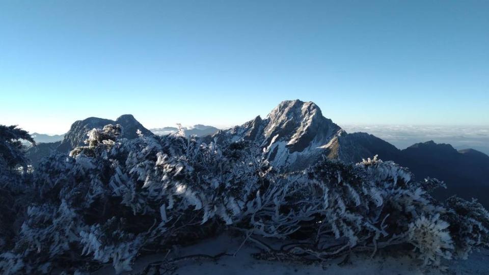 雪將玉山打造成銀白世界。（圖／中央氣象署提供）