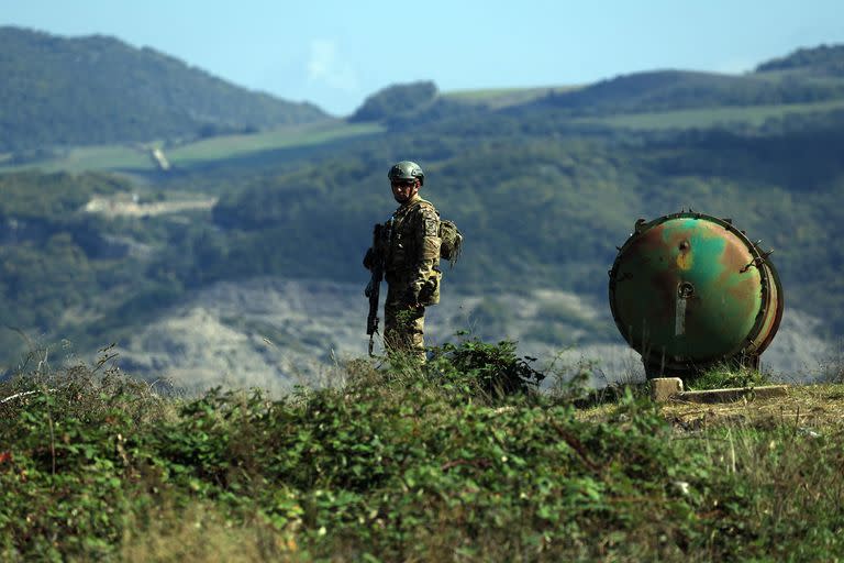 Un militar azerí en una antigua posición militar separatista armenia en la aldea de Mukhtar