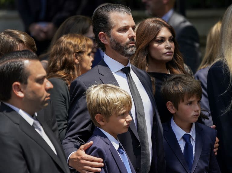 Donald Trump Jr., en el centro, observa con dos de sus hijos como el ataúd de su madre, Ivana Trump, es llevado a la Iglesia Católica Romana de San Vicente Ferrer, el miércoles 20 de julio de 2022, en Nueva York.