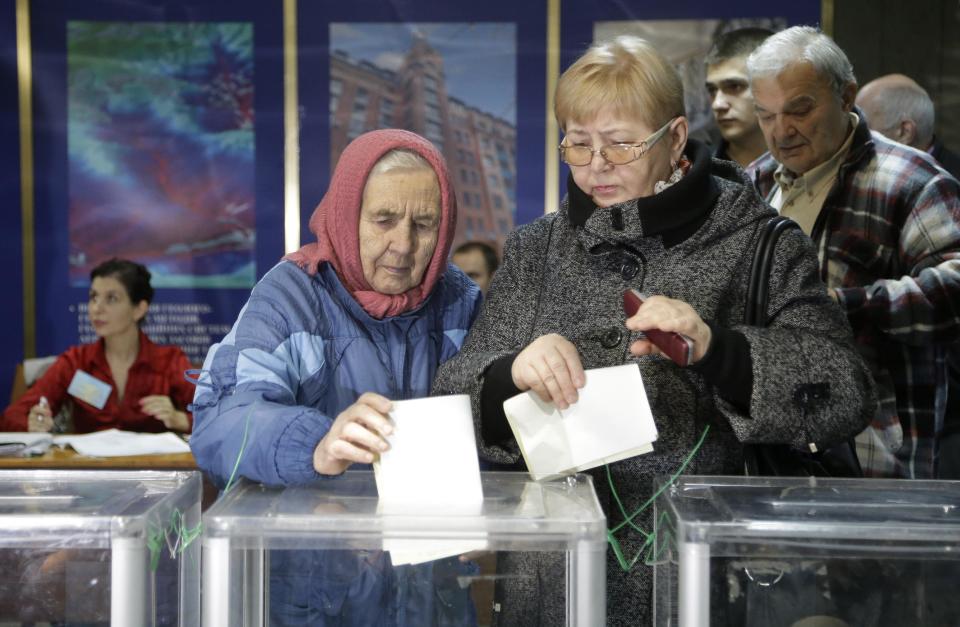 Ukrainians cast their ballots at a polling station in Kiev, Ukraine, Sunday, Oct. 28, 2012. Ukrainians are electing a parliament on Sunday in a crucial vote tainted by the jailing of top opposition leader Yulia Tymoshenko and fears of election fraud. (AP Photo/Efrem Lukatsky)