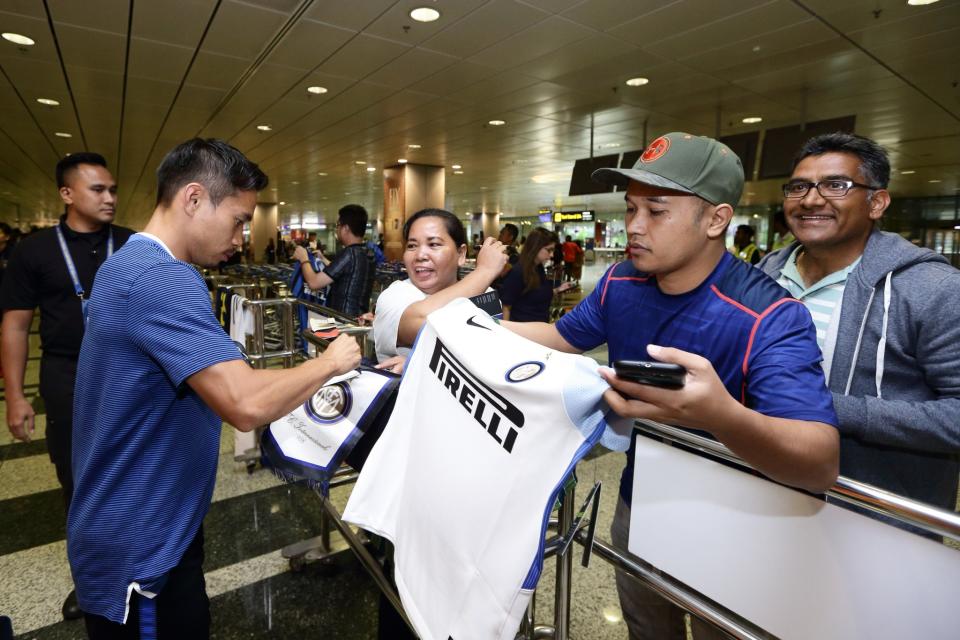 <p>Yuto Nagatomo of Inter Milan signs autograph for fans after arriving at Changi International Airport </p>