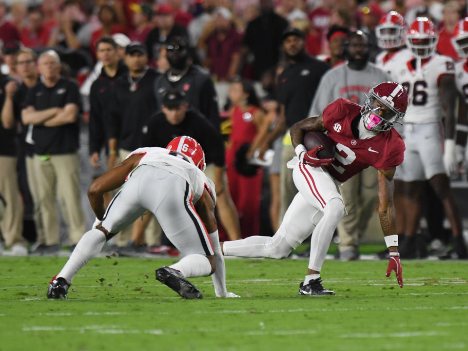 TUSCALOOSA, AL - 28 SEPTEMBER: Penerima lebar Alabama Crimson Tide Ryan Williams (2) melakukan pukulan cepat selama pertandingan sepak bola perguruan tinggi antara Georgia Bulldogs dan Alabama Crimson Tide pada 28 September 2024, di Stadion Bryant-Denny di Tuscaloosa, AL. (Foto oleh Jeffrey Vest/Icon Sportswire melalui Getty Images)