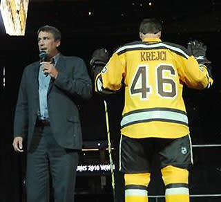 Blackhawks, Bruins officially unveil Winter Classic jerseys